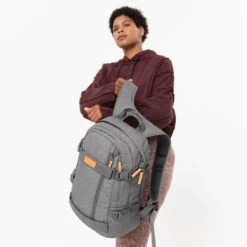 Eastpak Getter CS Rugzak Sunday Grey 19 Eastpak Getter CS Rugzak Sunday Grey -Tassen en Pasjes ek0a5bc6 0b3 alt001 uc216182 mhigh