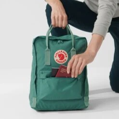 Fjallraven Fjällräven Kanken Rugzak Frost Green - Confetti Pattern -Tassen en Pasjes kanken 23510 664 g detail fjr 1 1
